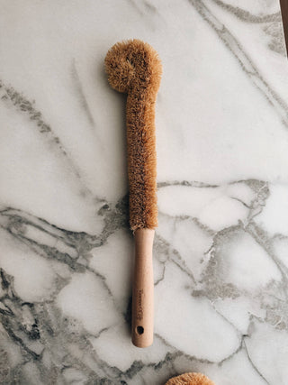 Plant-Based Bottle Brush with coconut fibre bristles and bamboo handle for cleaning reusable water bottles, drinkware, jars and kitchen containers naturally.